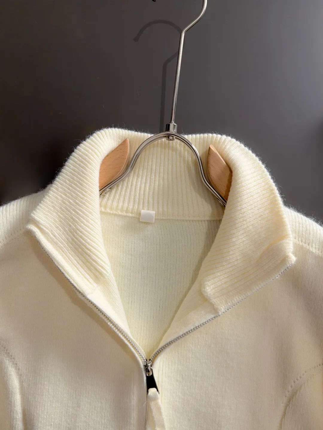 Next day shipping P225 Hermès 2026 Autumn and Winter latest sweaters from the official website, now on sale at the counter simultaneously Hot Sale! Specially made of wool blended fabric. It feels comfortable and can be directly in contact with the skin. The logo badge is exquisitely embroidered, which is extremely eye-catching! The details highlight the fashionable charm of big brands. Exquisite workmanship. Three-dimensional cutting style. The wearing effect is invincible and handsome! All three standards are complete! Sizes:M-3XL